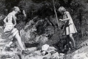 In der Eng 1954 - crossing the stream - smaller